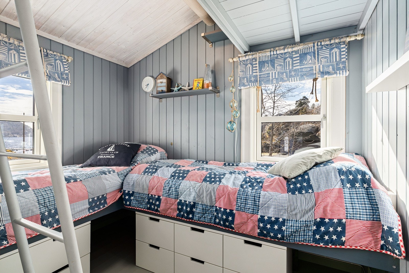 Dette soverommet med hems har utsikt mot sjøen. Galleribilde