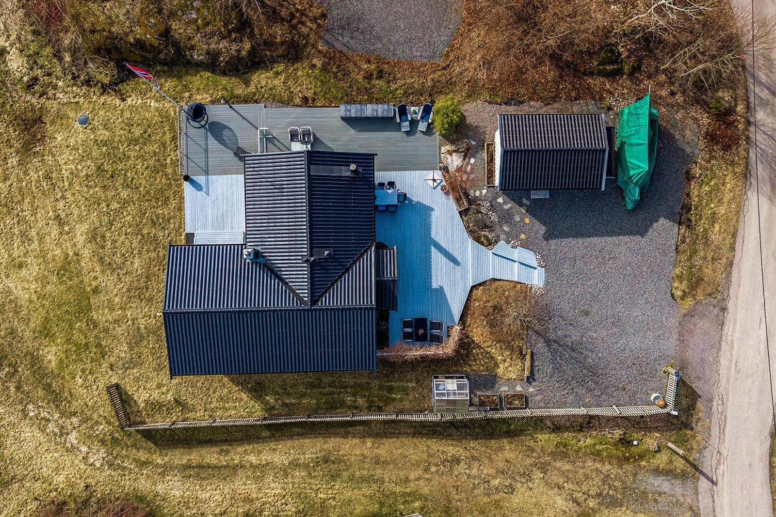 Store terrasseflater og gode parkeringsmuligheter på egen tomt. Galleribilde