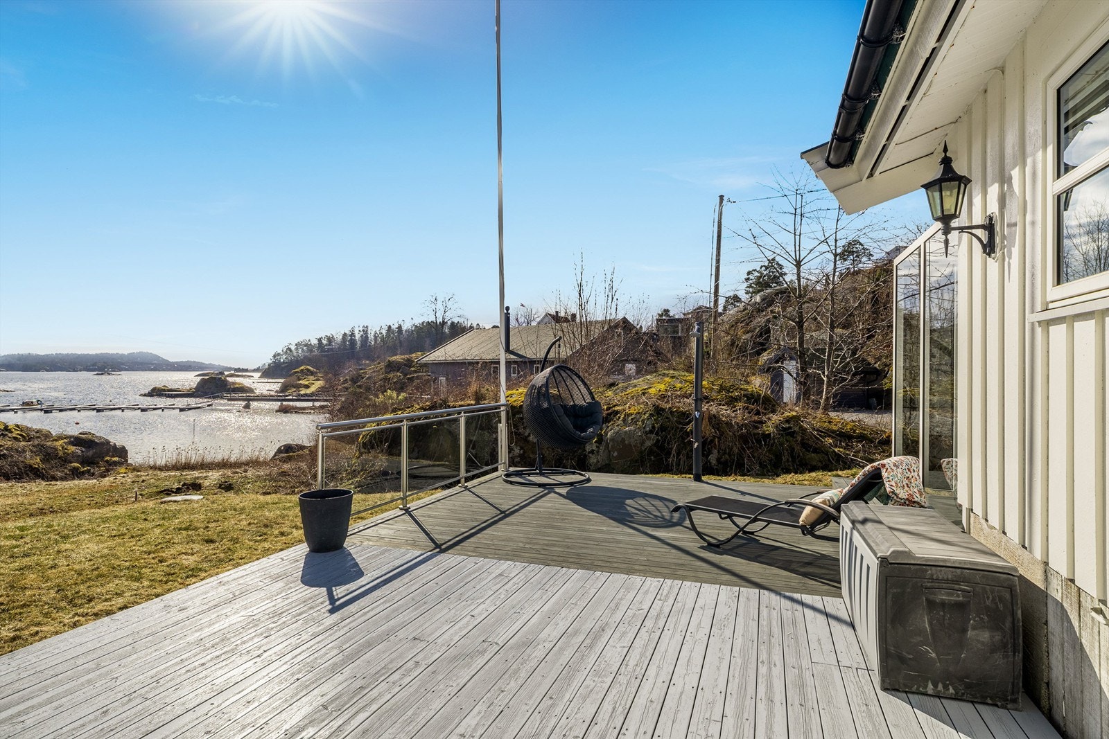 Terrassen vender mot sjøen og har praktfull utsikt. Galleribilde