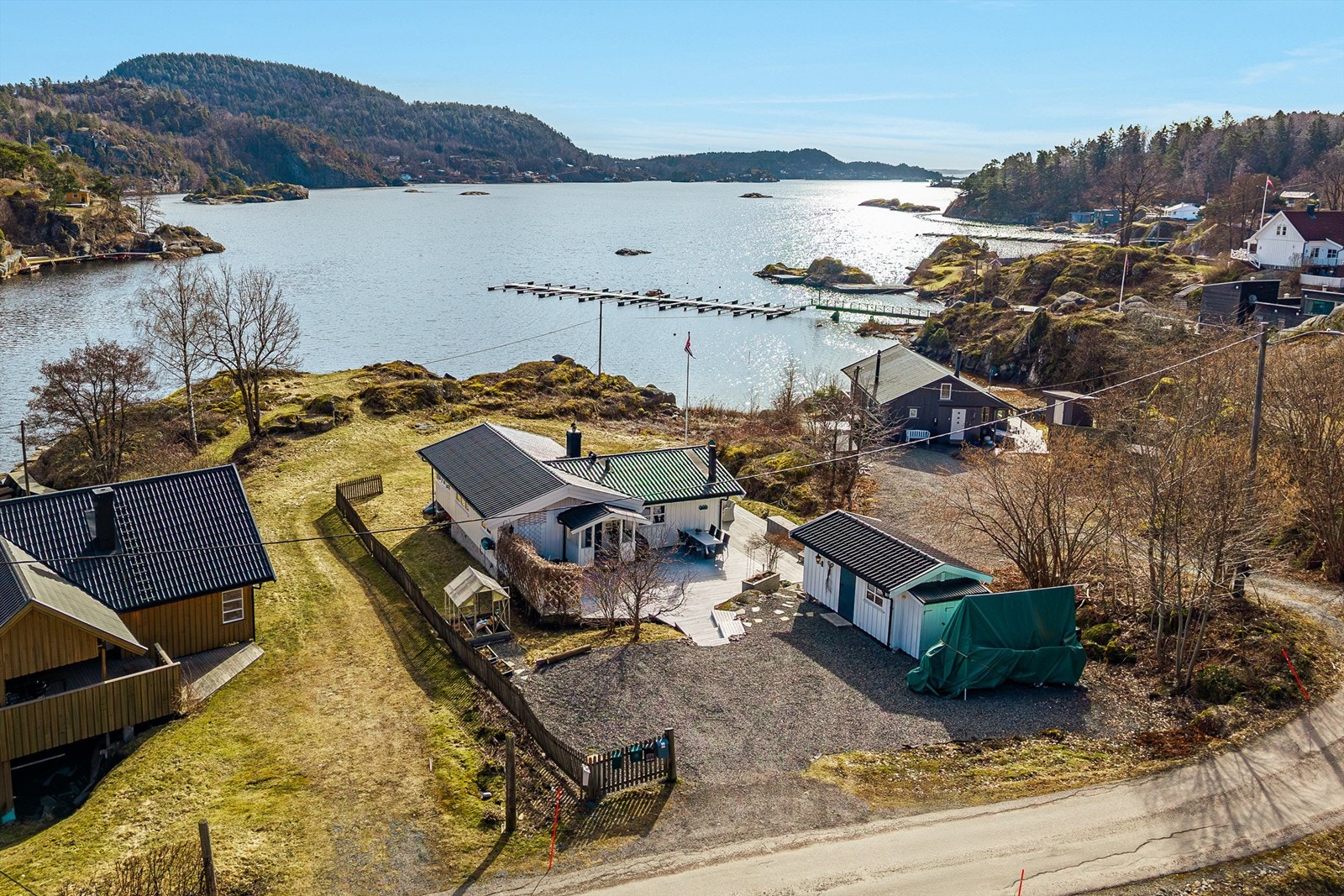 Enkel adkomst med bil, kort avstand til sjøen og båtplass. Galleribilde