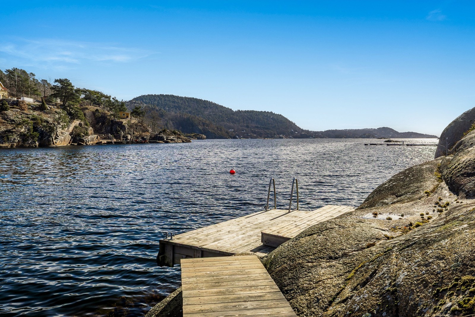 Det er gode dybdeforhold utenfor brygga. Galleribilde