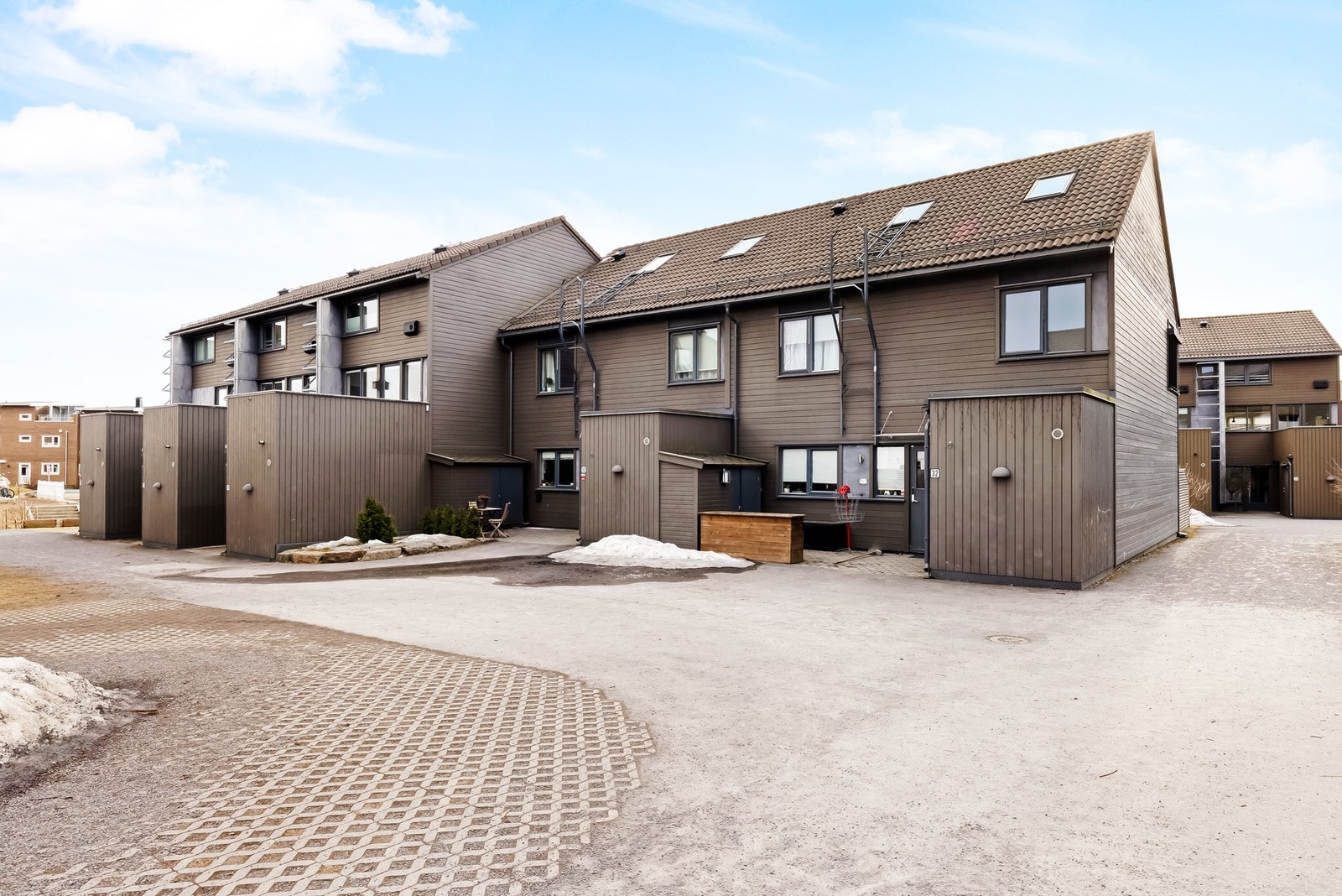 Det medfølger en parkeringsplass utendørs. Galleribilde