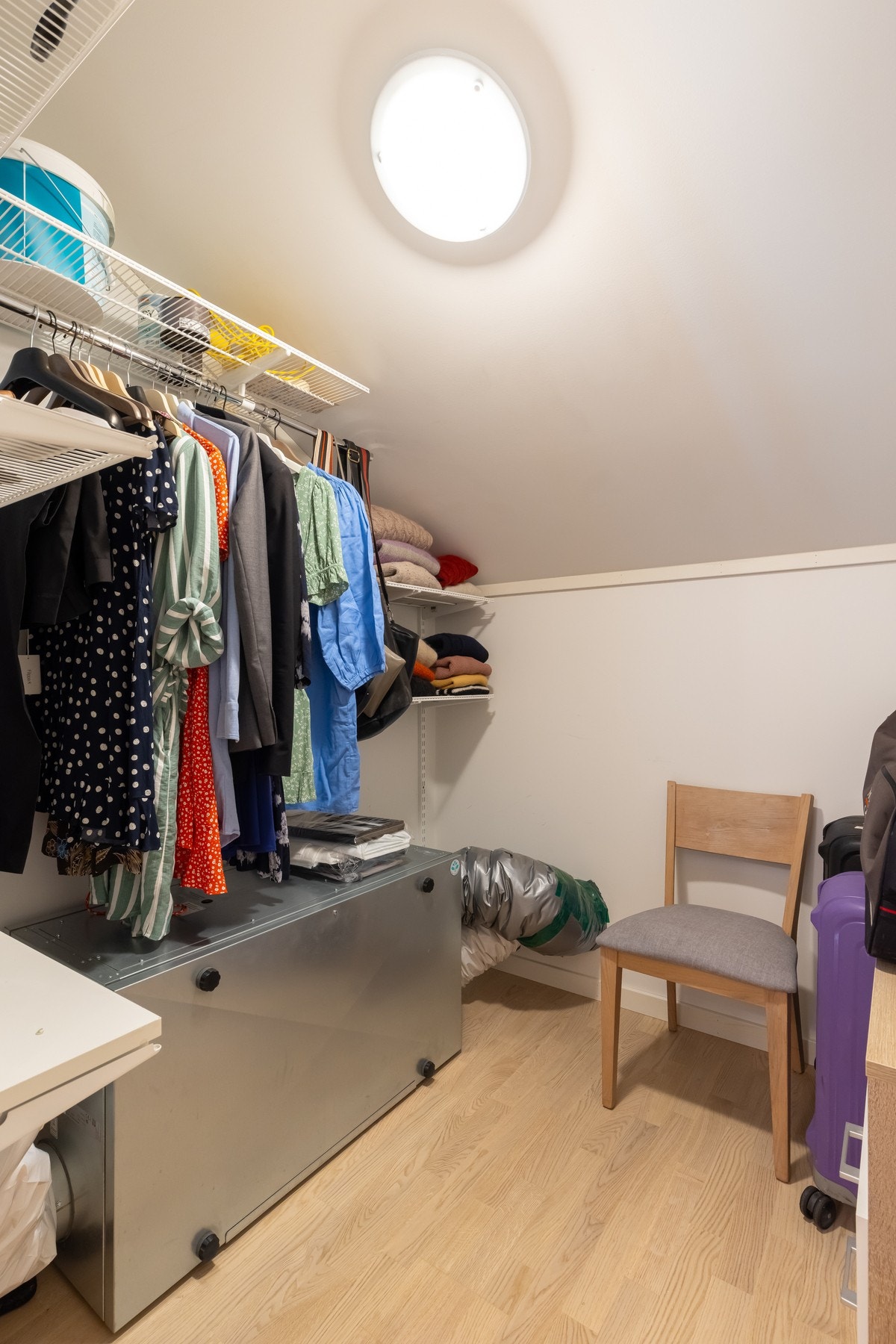 Praktisk innvendig bod på 5 kvm med plass til klær og annet. Galleribilde