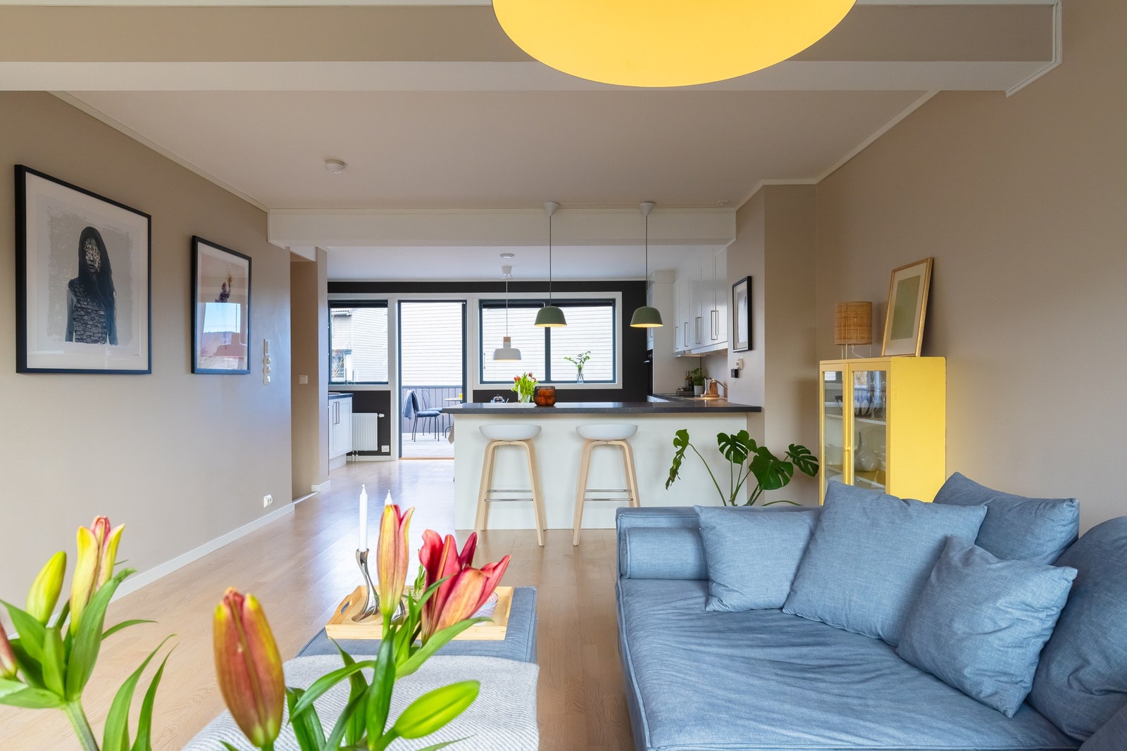 Store vindusflater kombinert med den åpne stue- og kjøkkenløsningen gir en lys og luftig romfølelse. Galleribilde