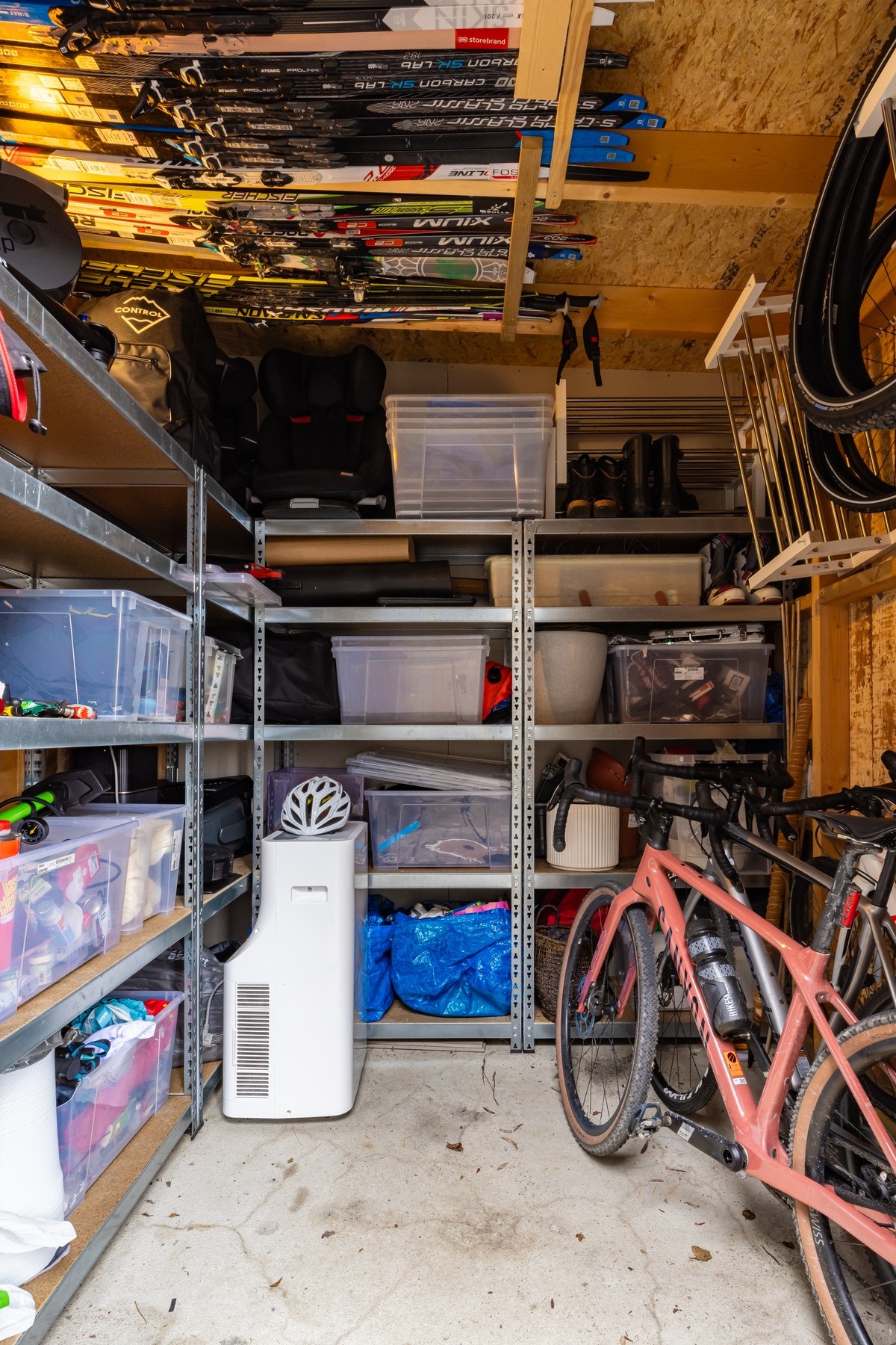 Praktisk sportsbod ved inngangspartiet gir fint med plass til utstyret. Galleribilde