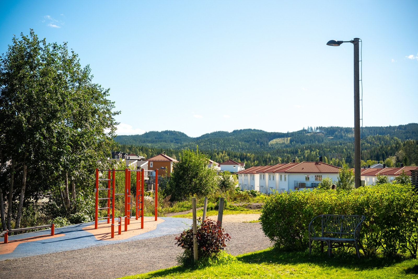 Turløype og aktivitespark med klatrestativer, pumptrack og ballplass grenser til sameiet. Galleribilde