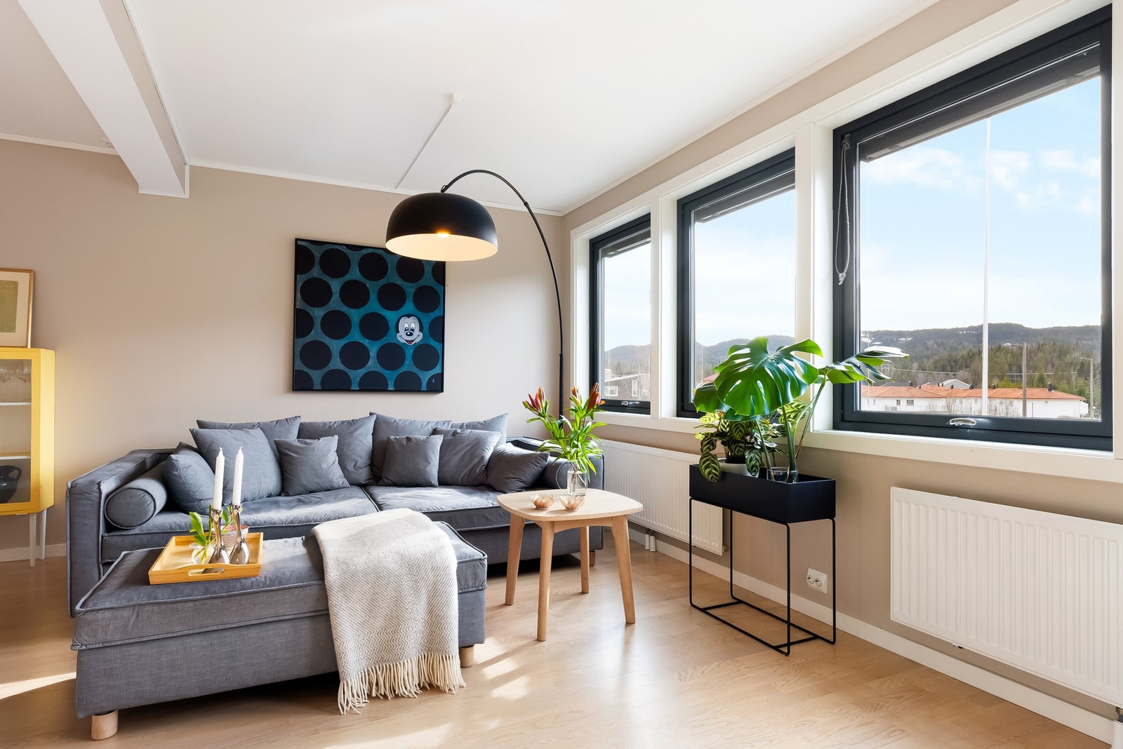 Stuen har god plass til sofagruppe med tilhørende møblement. Galleribilde