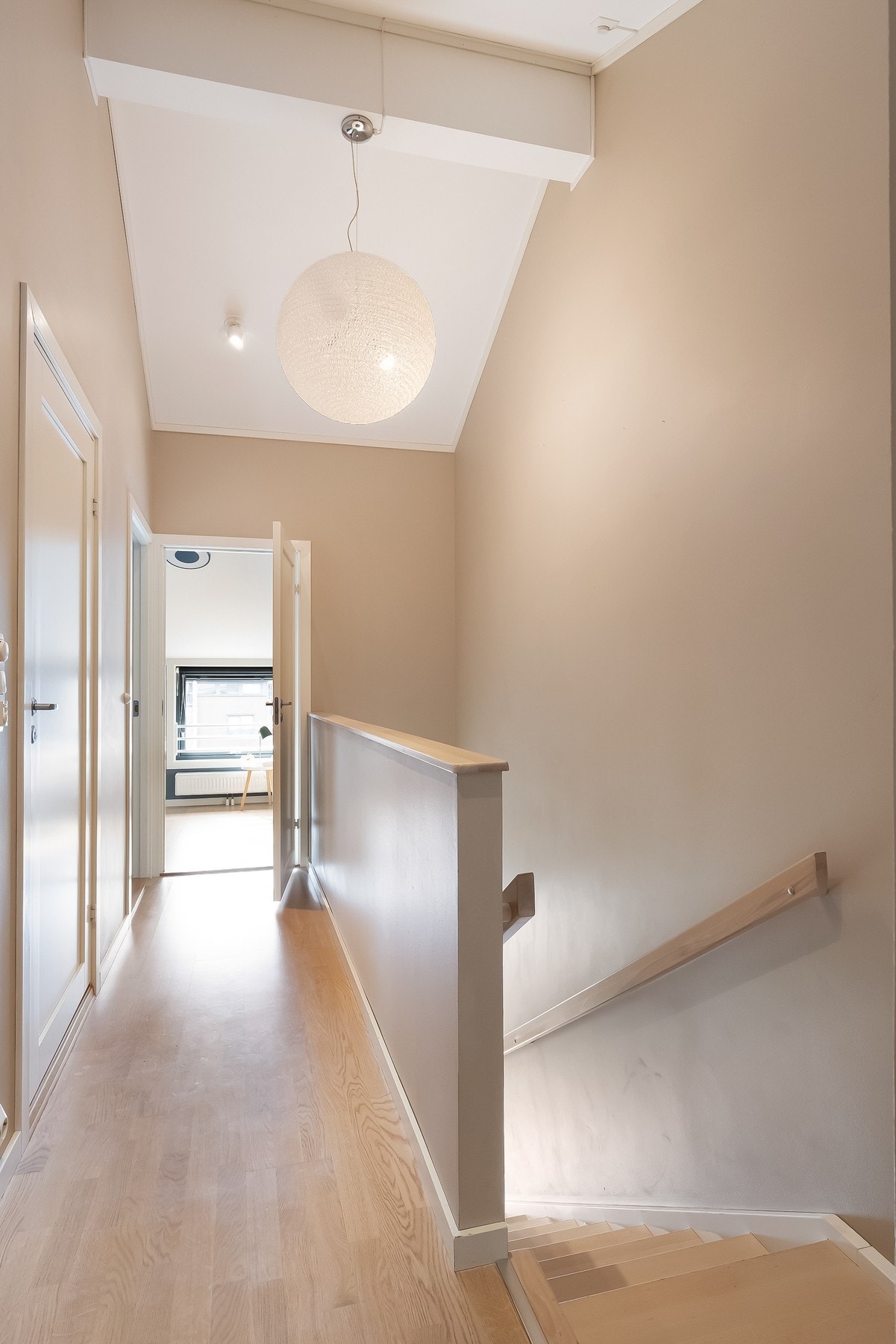 Fra det ene soverommet er det tilgang til ekstra lagringsplass i loftsrom. Galleribilde