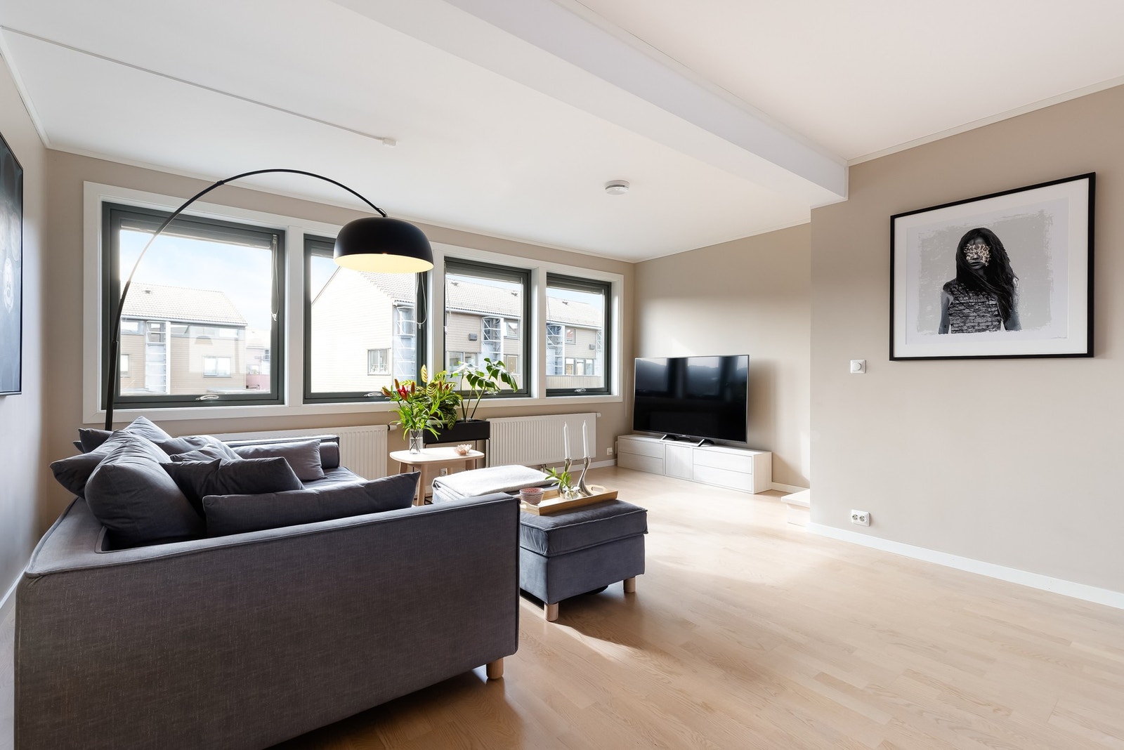 Boligen fremstår innbydende med tidsriktige fargevalg samt parkett på gulv. Galleribilde