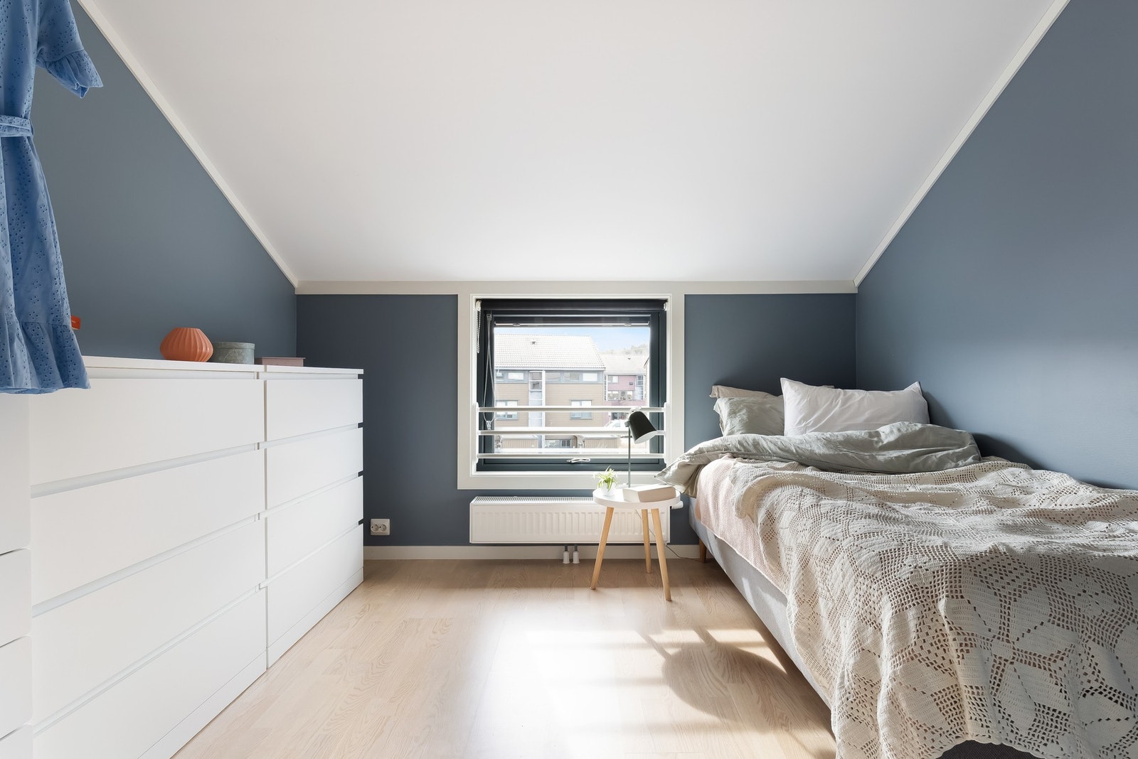 Alle rommene er malt i moderne fargevalg og har parkett på gulv. Galleribilde