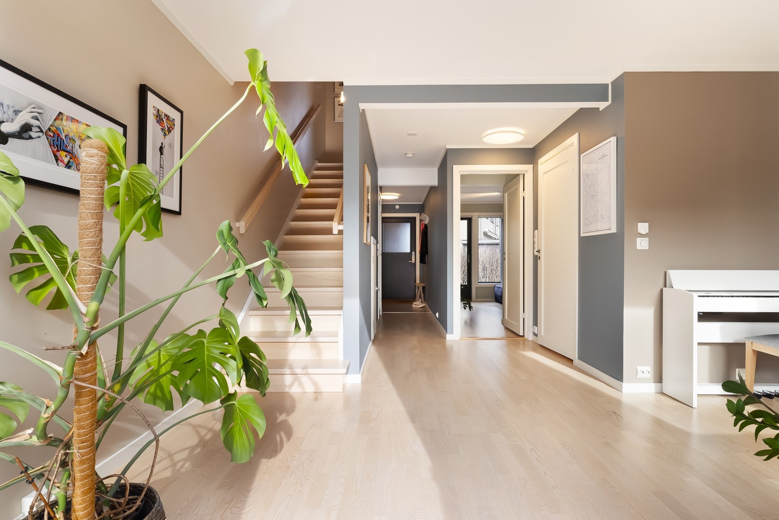 Hele etasjen har vannbåren varme i gulv, med unntak av badet som har elektrisk gulvvarme. Galleribilde