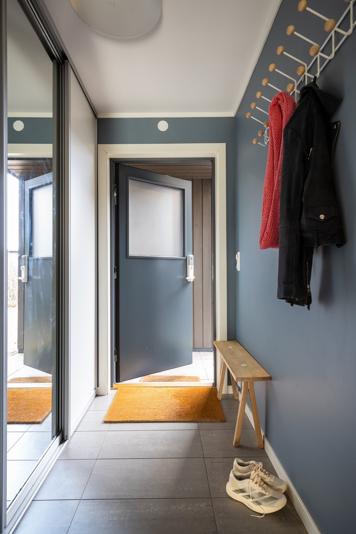 Skyvedrørsgarderobe gir godt med lagring. Galleribilde