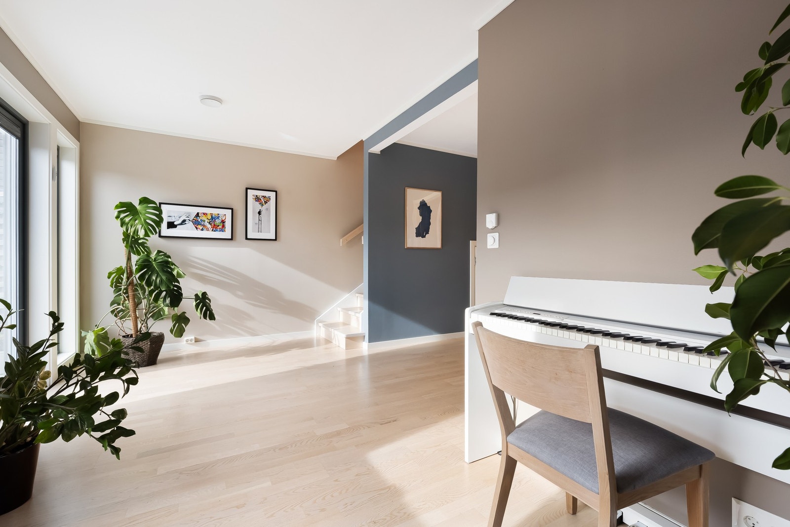 Boligens andre stue har mange bruksområder. Stuen kan deles av til et soverom slik det opprinnelig er tegnet, om det er ønskelig med et ekstra rom. Galleribilde