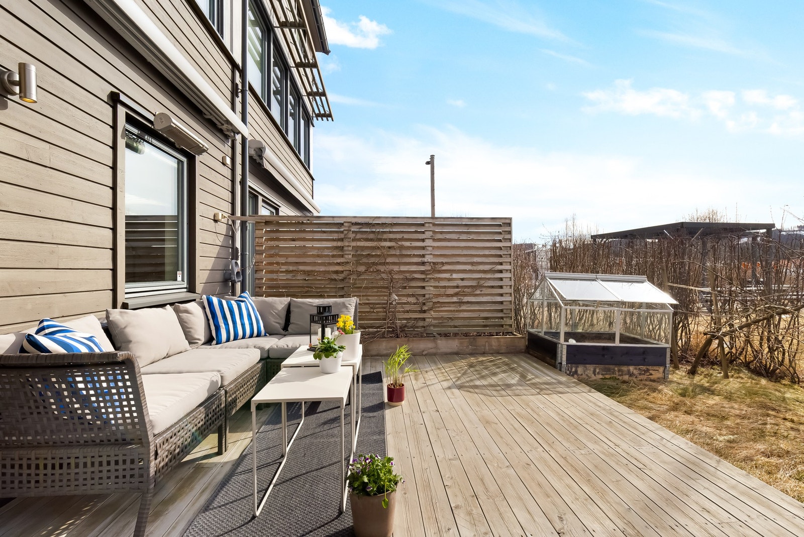 God plass til loungemøbler, spisebord, beplantning, samt grill. Galleribilde