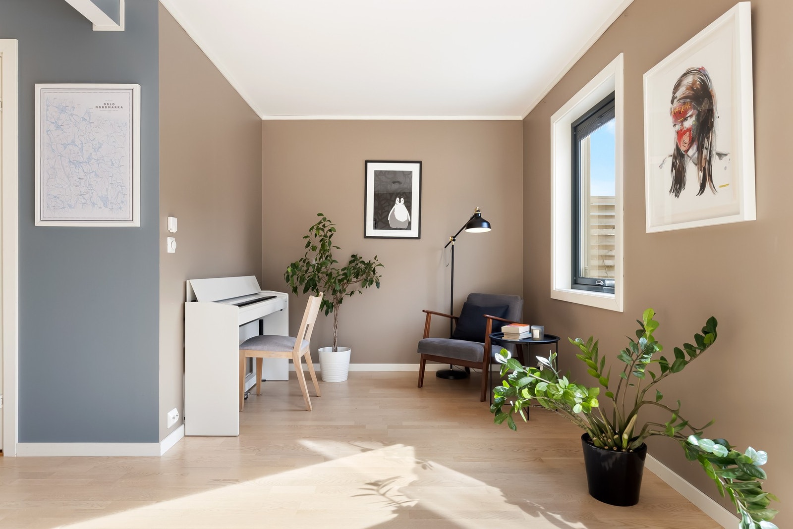 Her har du muligheten for en ekstra tv-stue, treningsrom, lekestue for barna eller en fin sone for ungdommen i huset. Galleribilde