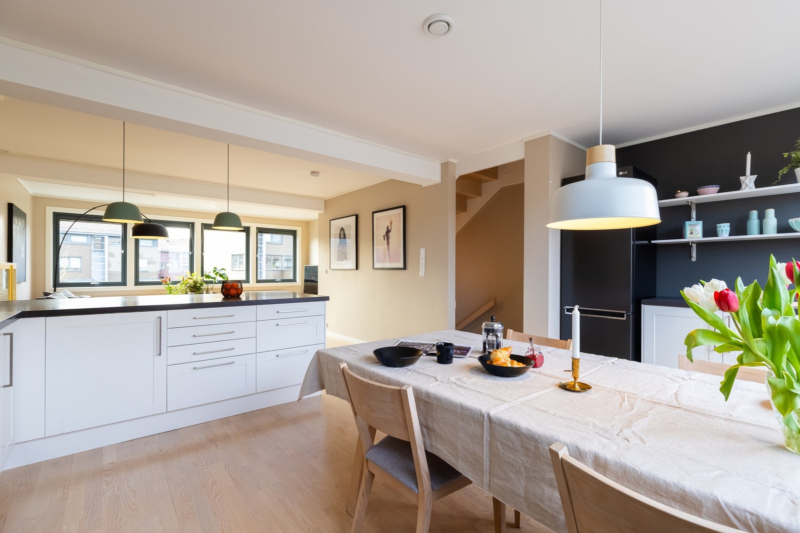 Kjøkken-innredningen består av profilerte fronter, laminat benkeplate og oppvaskkum med ett-greps armatur. Galleribilde