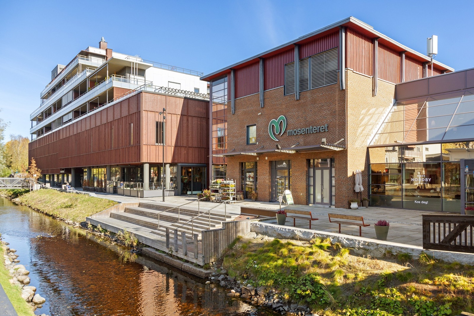 Mosenteret med flere butikk- og servicetilbud. Galleribilde