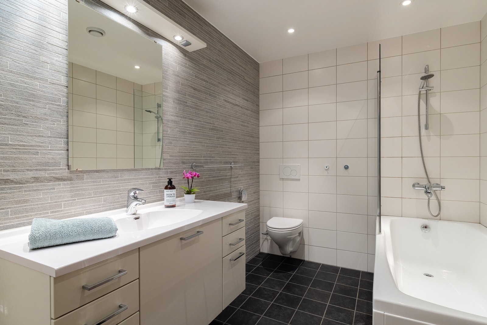 Baderommet ligger praktisk plassert mellom soverommene i etasjen. Her er det varme i gulv og downlights i himling. Galleribilde