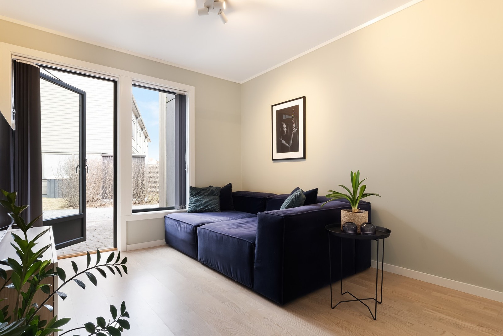 Boligens siste soverom er plassert i denne etasjen og har utgang til gårdsplassen. Galleribilde