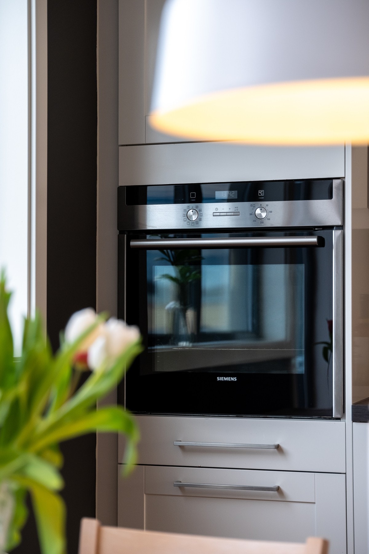 Av hvitevarer medfølger nedfelt induksjonstopp, komfyr og oppvaskmaskin. Kjøl/frys medfølger også. Galleribilde