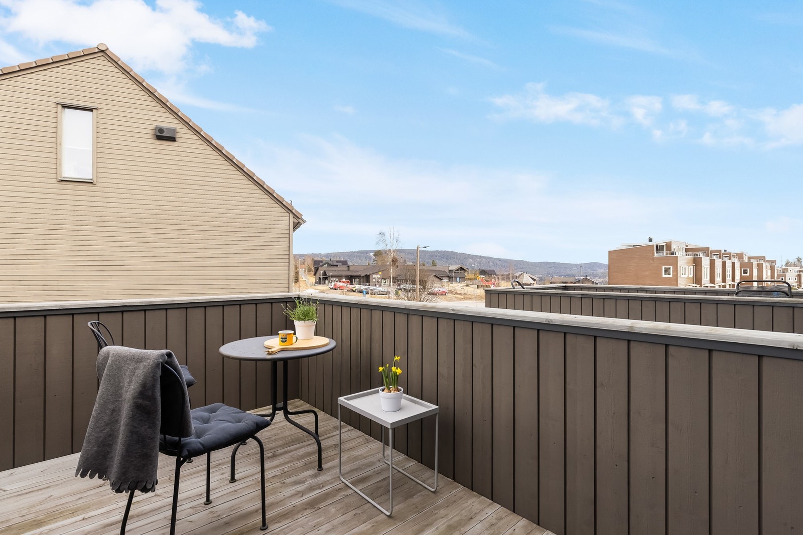 Uteplassen har fin plass til sittegruppe, og det er perfekt å plassere grillen sin her med direkte tilknytning til kjøkkenet. Galleribilde