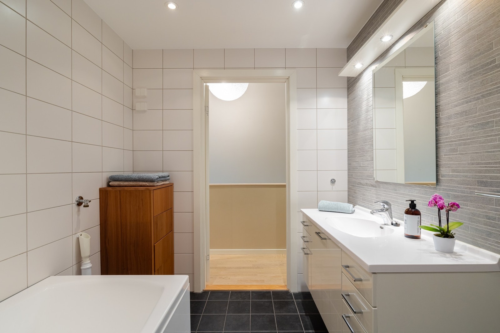 Det er opplegg for vaskemaskin og tørketrommel på begge badene. Her står en fritt til å velge hvilket bad som er mest praktisk å benytte som vaskerom, eventuelt begge ved behov for det. Galleribilde