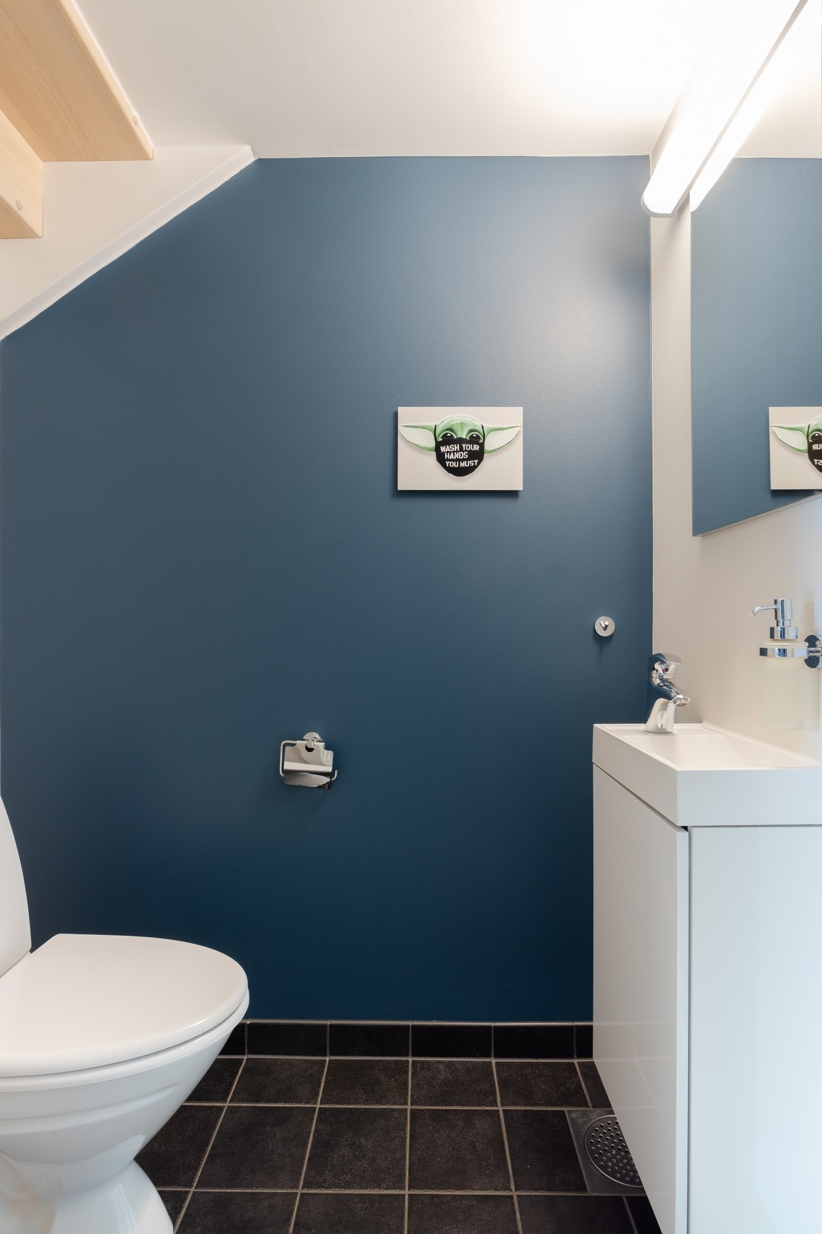 Rett innenfor inngangsdøren finner du et praktisk toalettrom. Galleribilde