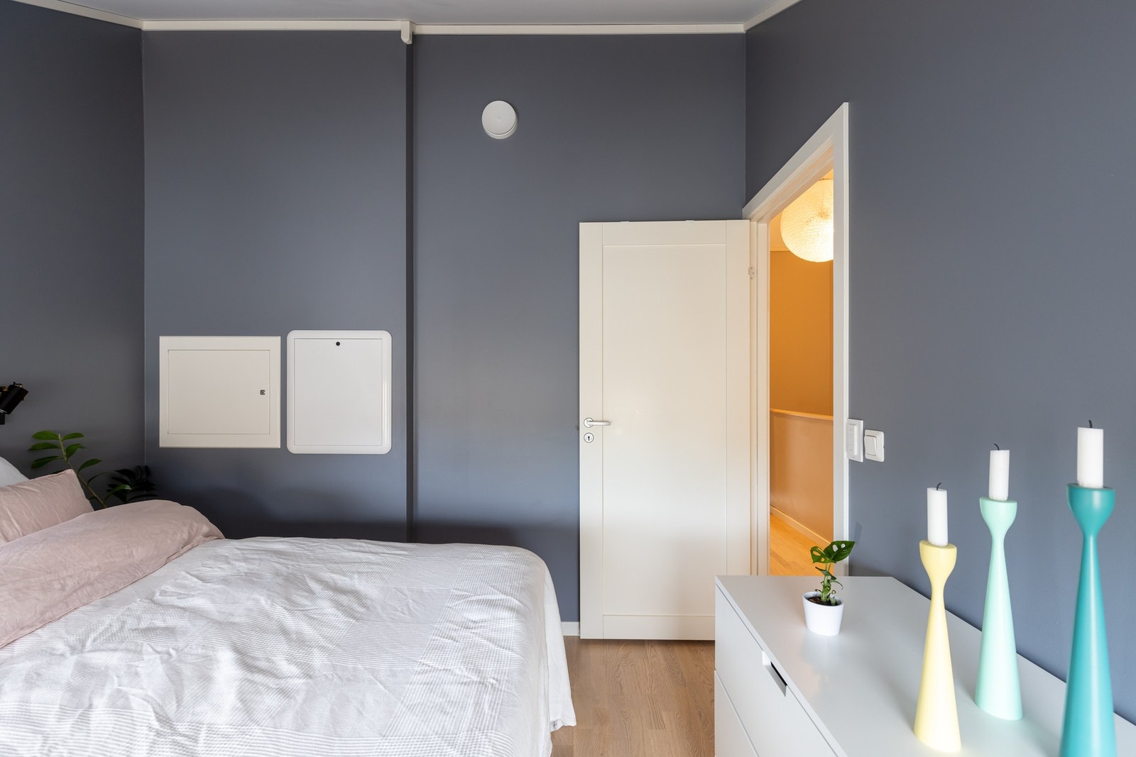 Rommene har plass til seng, oppbevaringsmøblement og lignende. Galleribilde