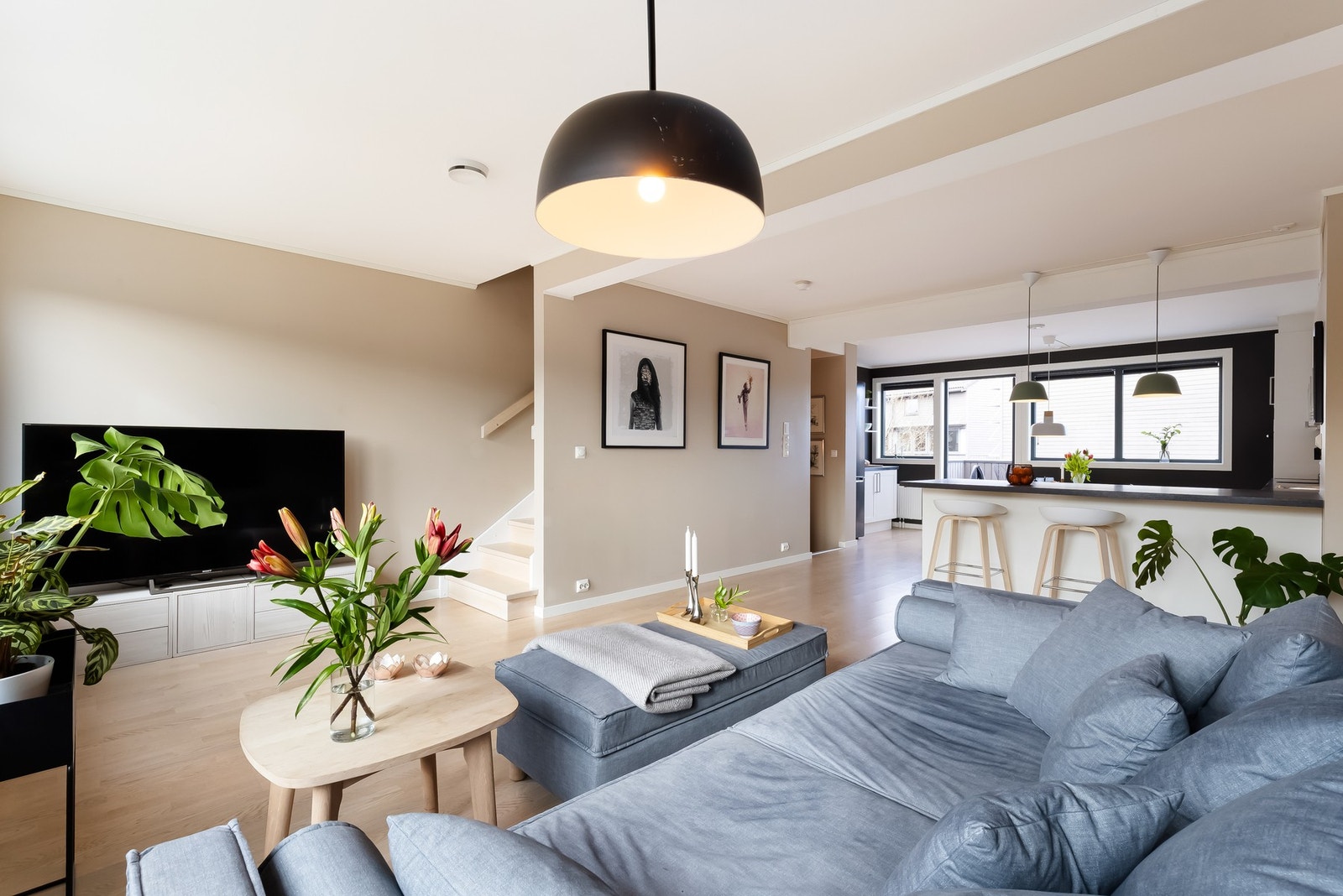 Dette er et tiltalende og moderne rekkehus over tre plan med fin planløsning og god standard. Galleribilde