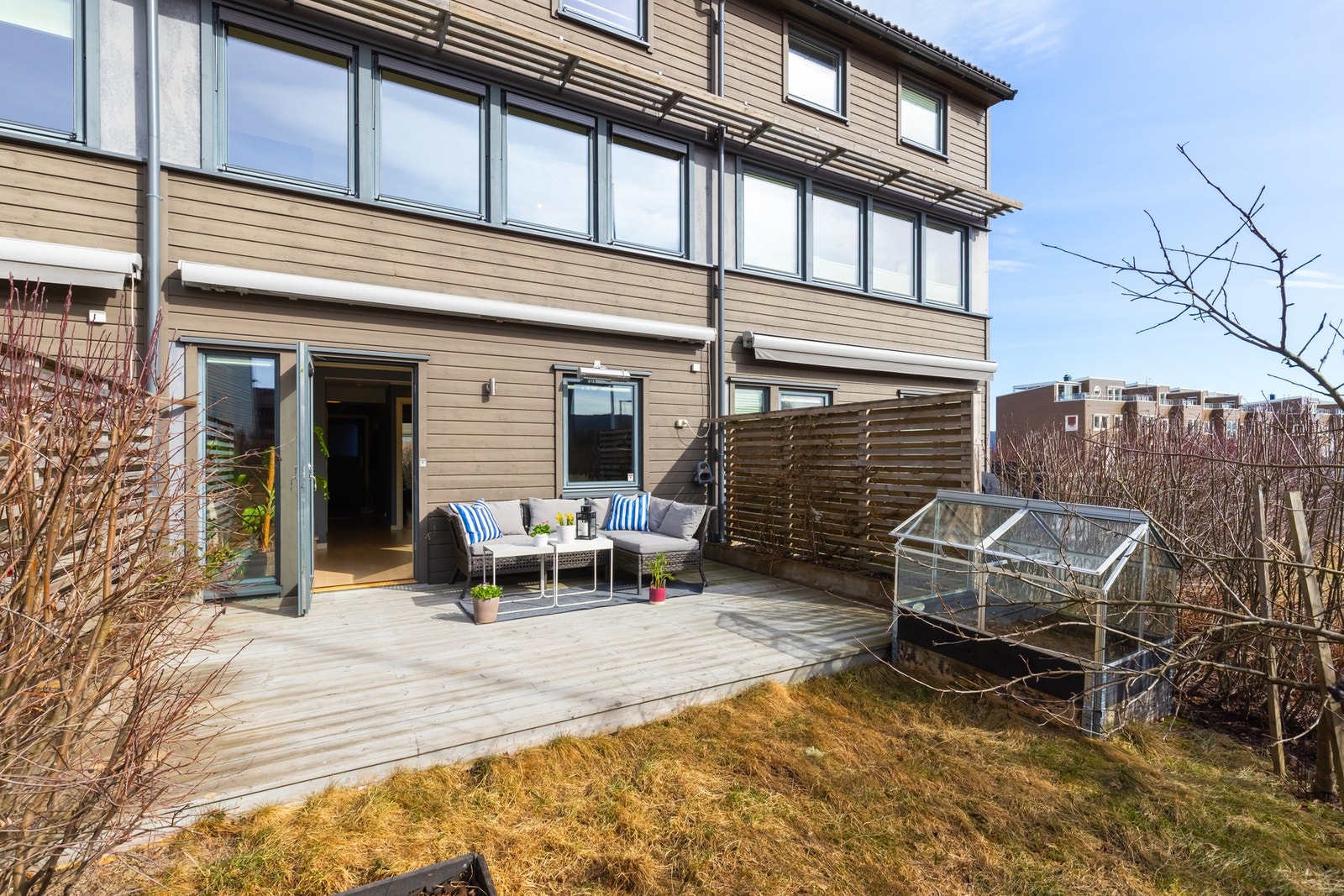 Dette er en fantastisk uteplass på 16 kvm, i tillegg til hagedel. Galleribilde