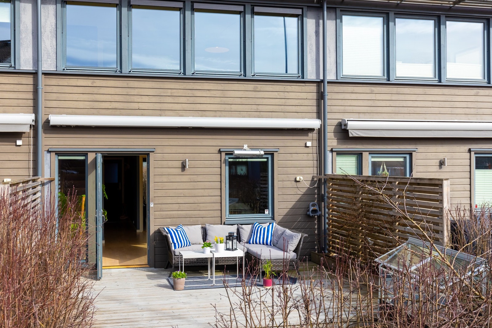 Over terrassen er det montert en markise som kan benyttes ved behov, i tillegg til at det er montert varmelampe, belysning og stikkontakter. Galleribilde