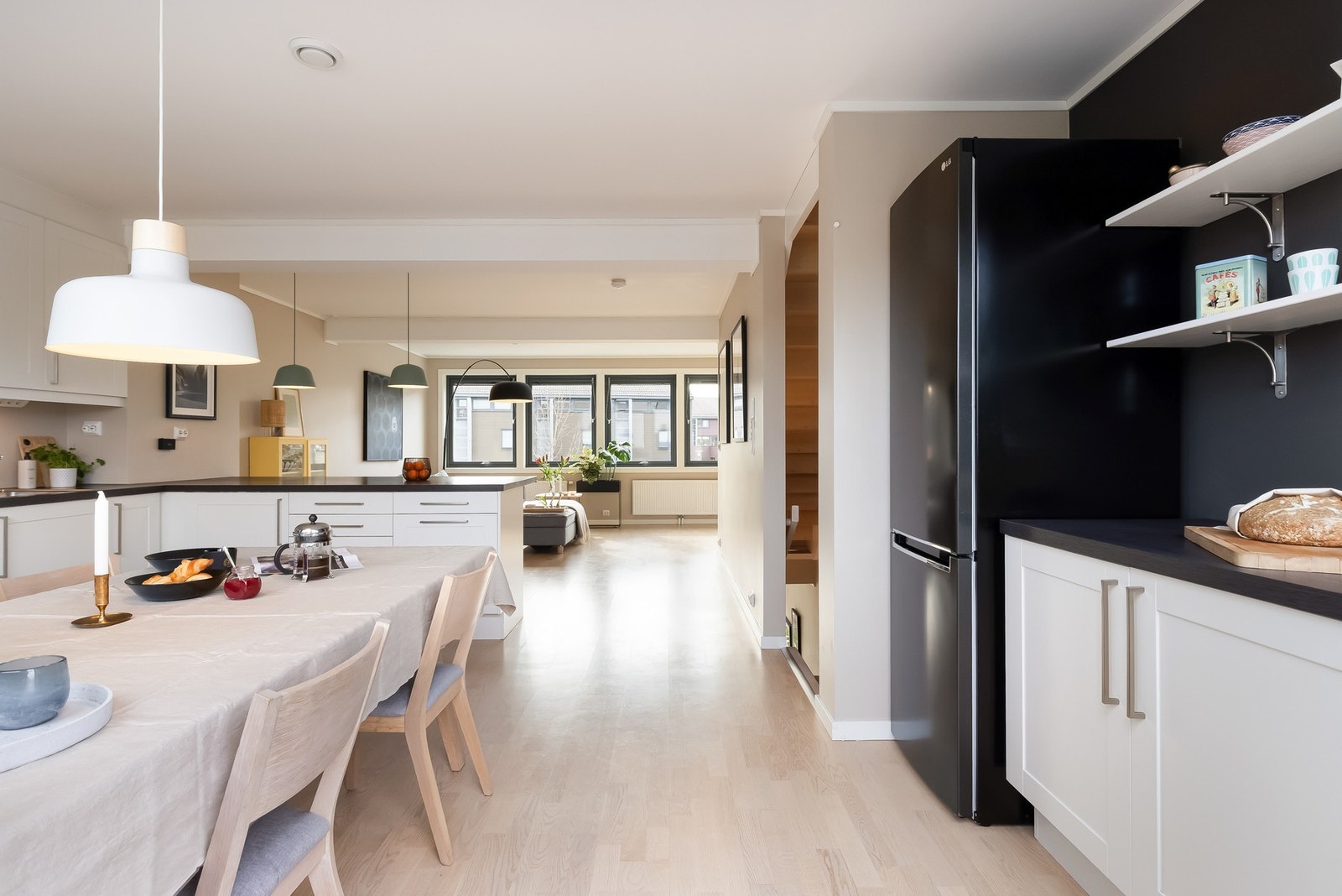 Godt utnyttet kjøkken med mye skap- og benkeplass på flere sider. Galleribilde