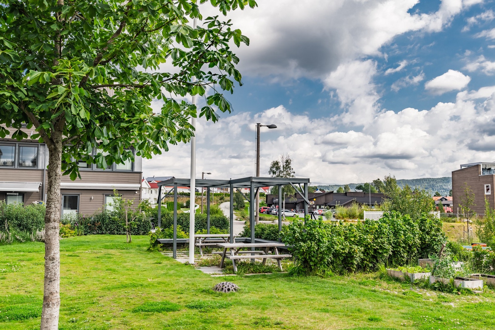 Sameiet har flotte fellesområder. Her fra flaggstangplassen med felles grillplass. Galleribilde
