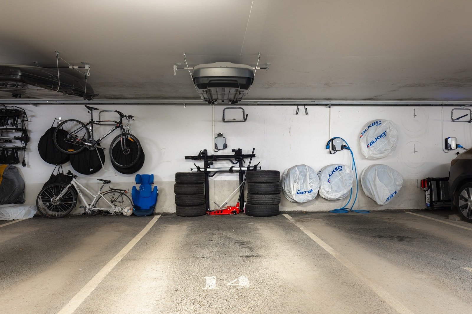 Videre får du garasjeplass. Garasjeplassen har plass til oppbevaring av skiboks og bildekk for 2 biler. Galleribilde