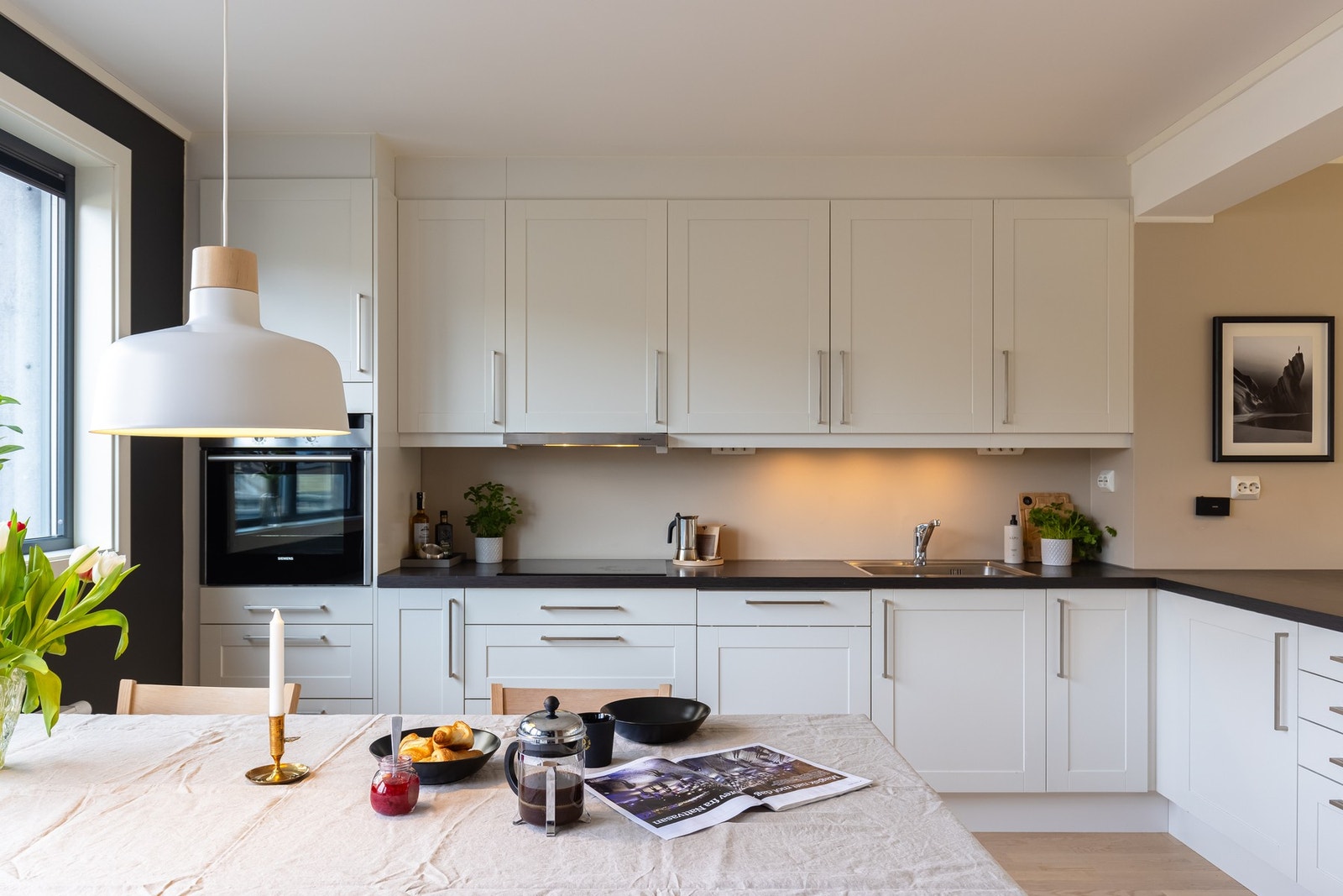 Det er montert belysning og stikkontakter. Galleribilde