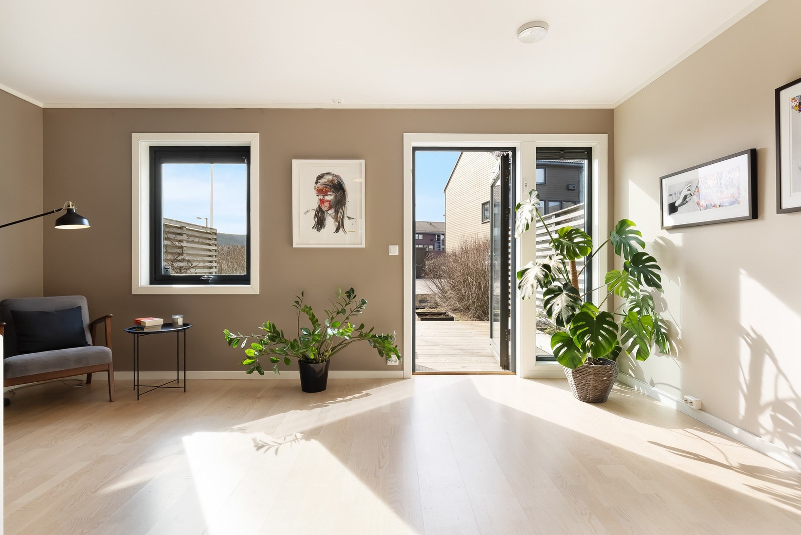 Fra stuen er det utgang til boligens markterasse og hage. Galleribilde