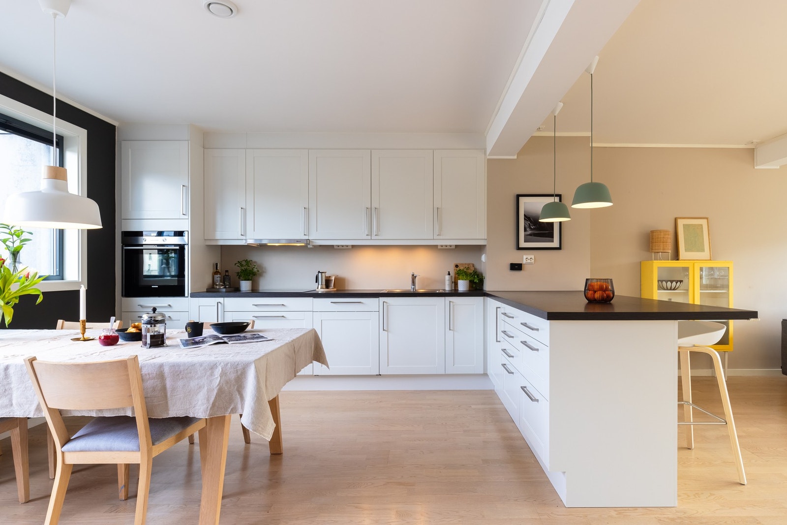 Lyst Sigdal-kjøkken med mye boltreplass. Galleribilde