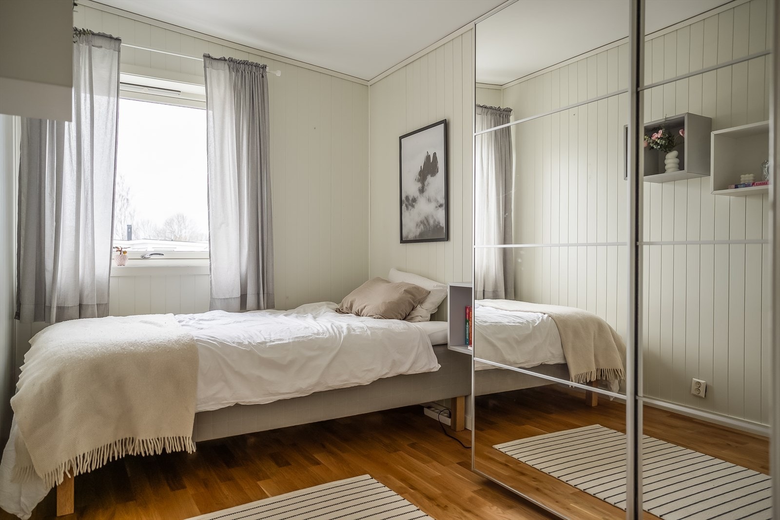 Også her har man god plass til seng og garderobeløsninger. Galleribilde