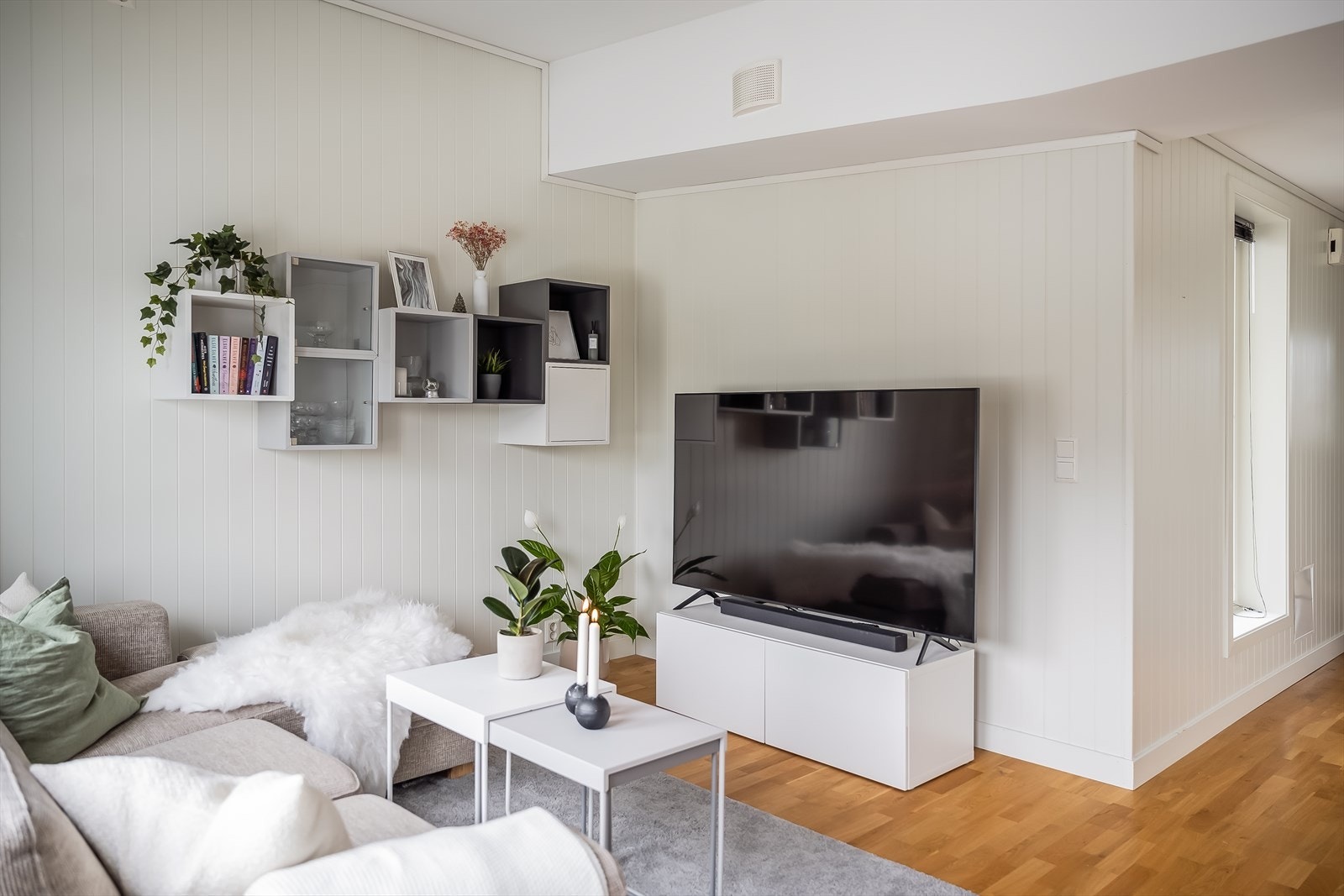 Her får du vannbåren gulvvarme på alle rom. Dette er tilkoblet fjernvarmeannlegg for effektiv og økonomisk oppvarming. Galleribilde