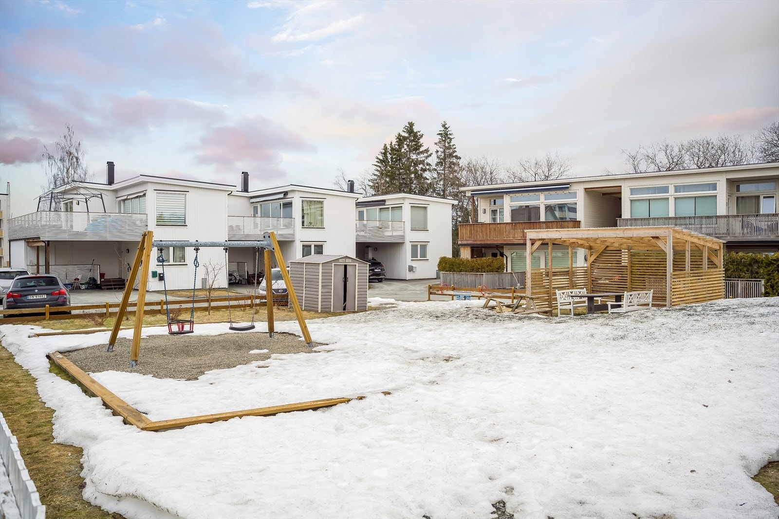 For barna er det få meter å gå bort til nærmeste lekeplass. Galleribilde