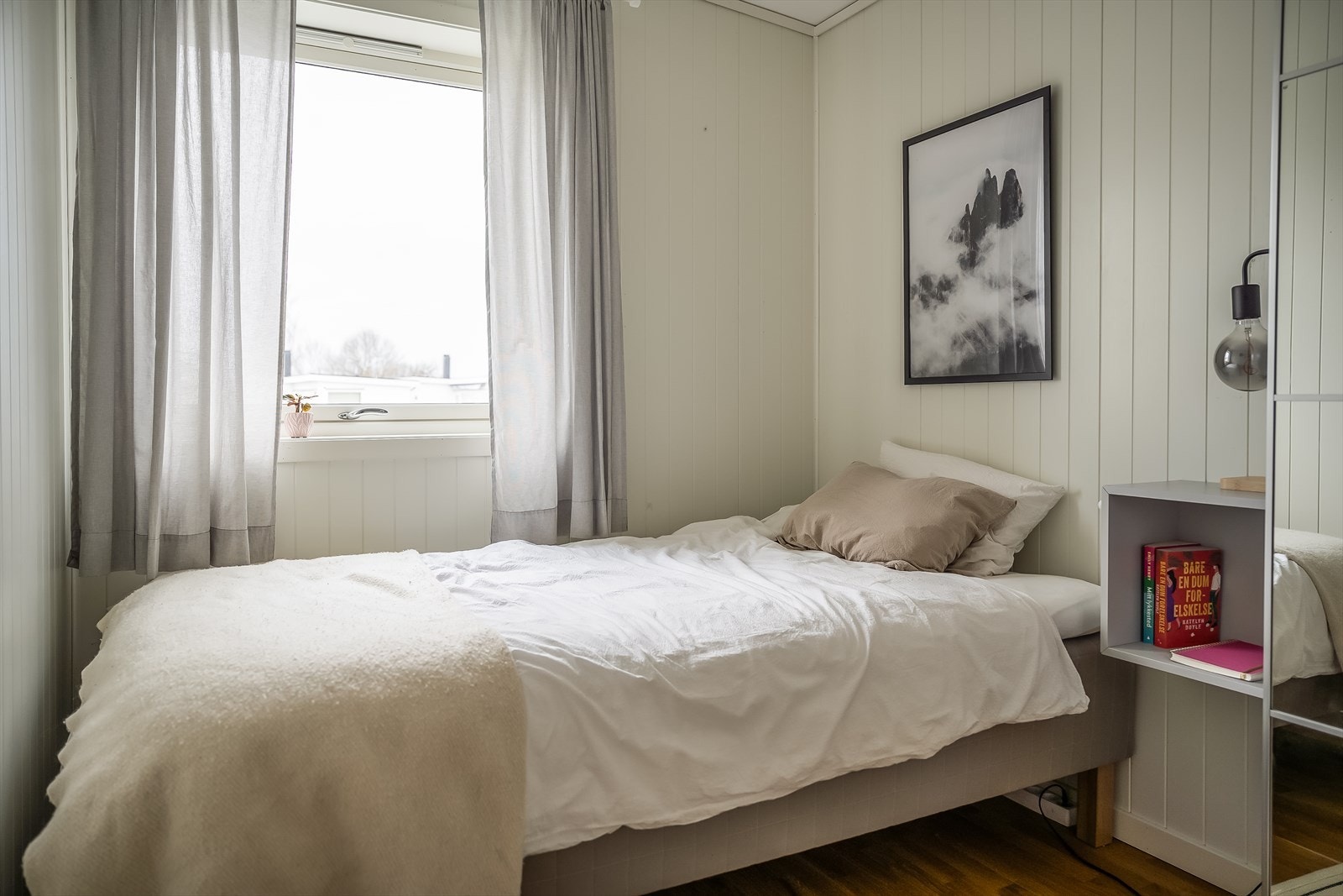 Det andre soverommet fungerer ypperlig som gjesterom eller hjemmekontor. Galleribilde