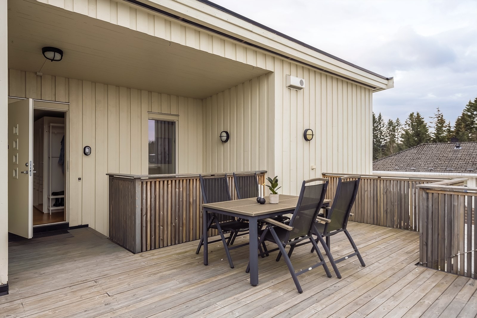 Rett ut fra eget inngangsparti finner du en privat og særdeles romslig veranda. Galleribilde