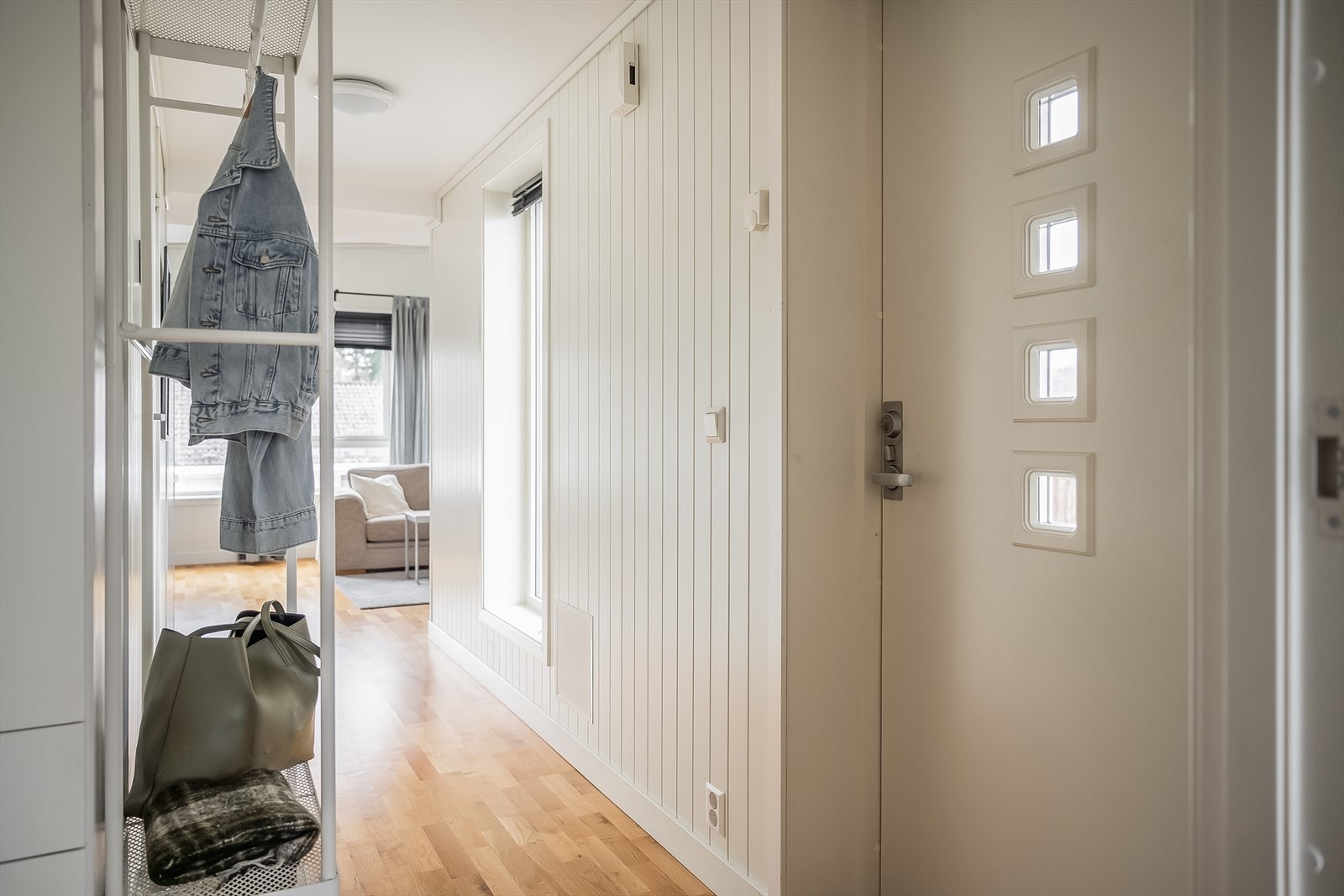 Innbydende og trivelig inngangsparti på 7,7 m² med plass til sko og yttertøy. Galleribilde