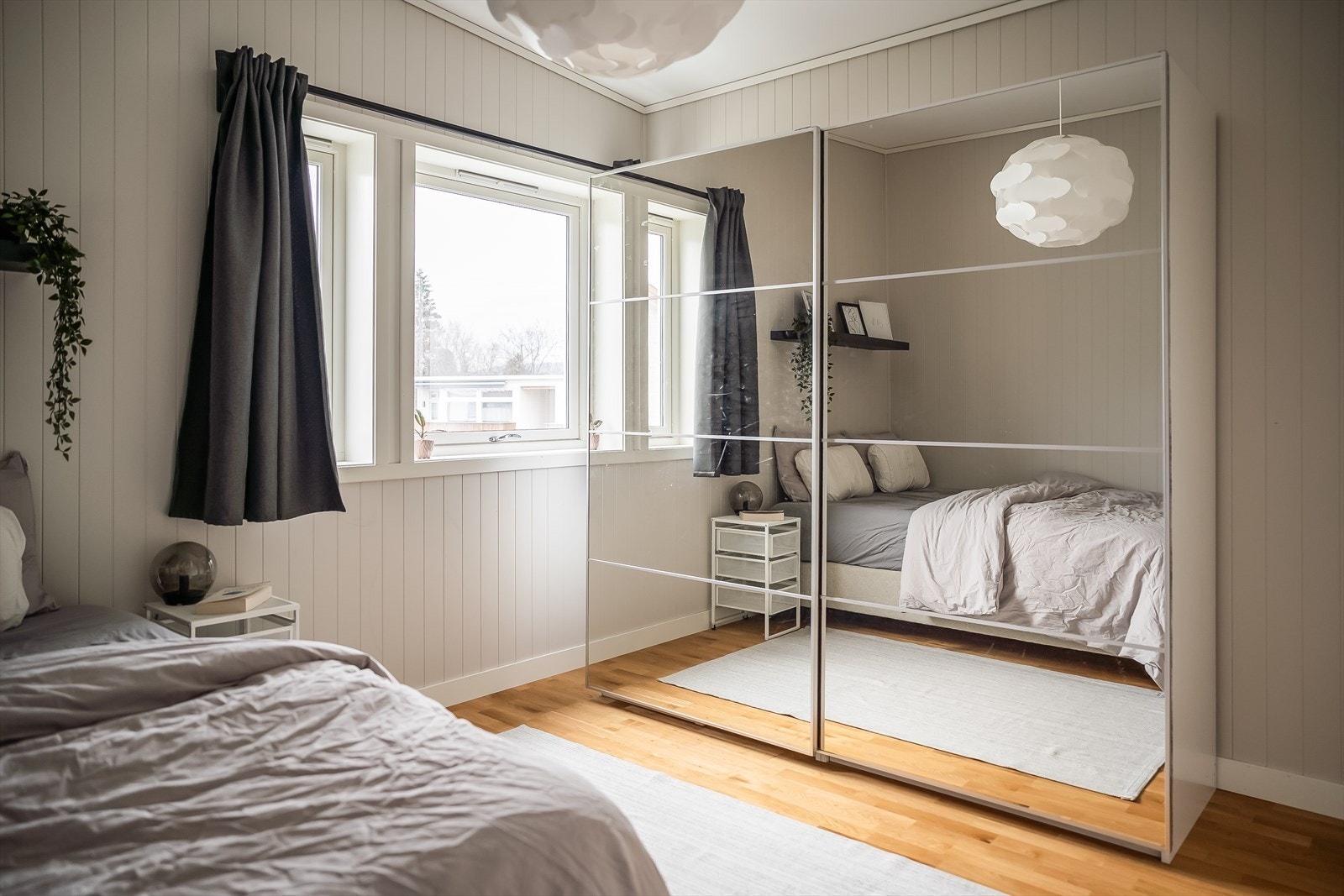 Soverommet rommer enkelt dobbeltseng, garderobeløsninger og annet ønsket møblement. Galleribilde
