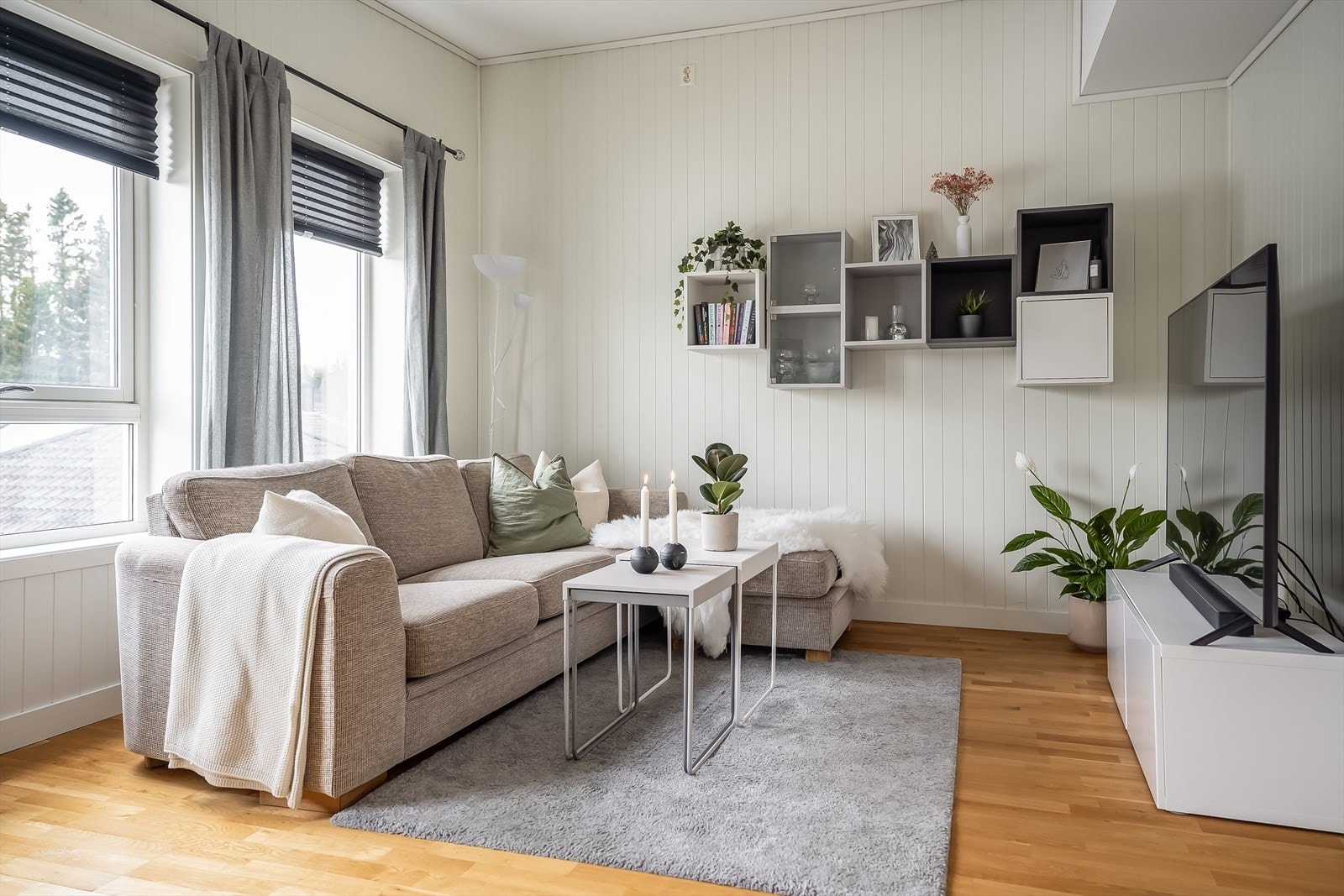 Rause vindusflater som slipper inn rikelig med naturlig lys. Galleribilde