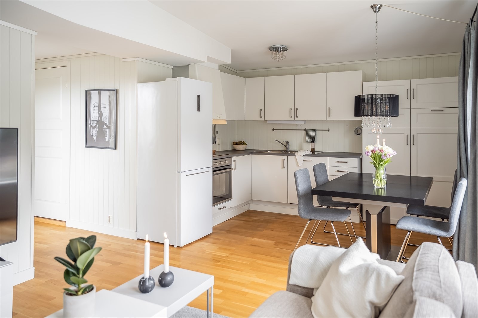 Den åpne stue-kjøkkenløsningen måler hele 21,3 m² og gir flere gode møbleringsmuligheter. Galleribilde