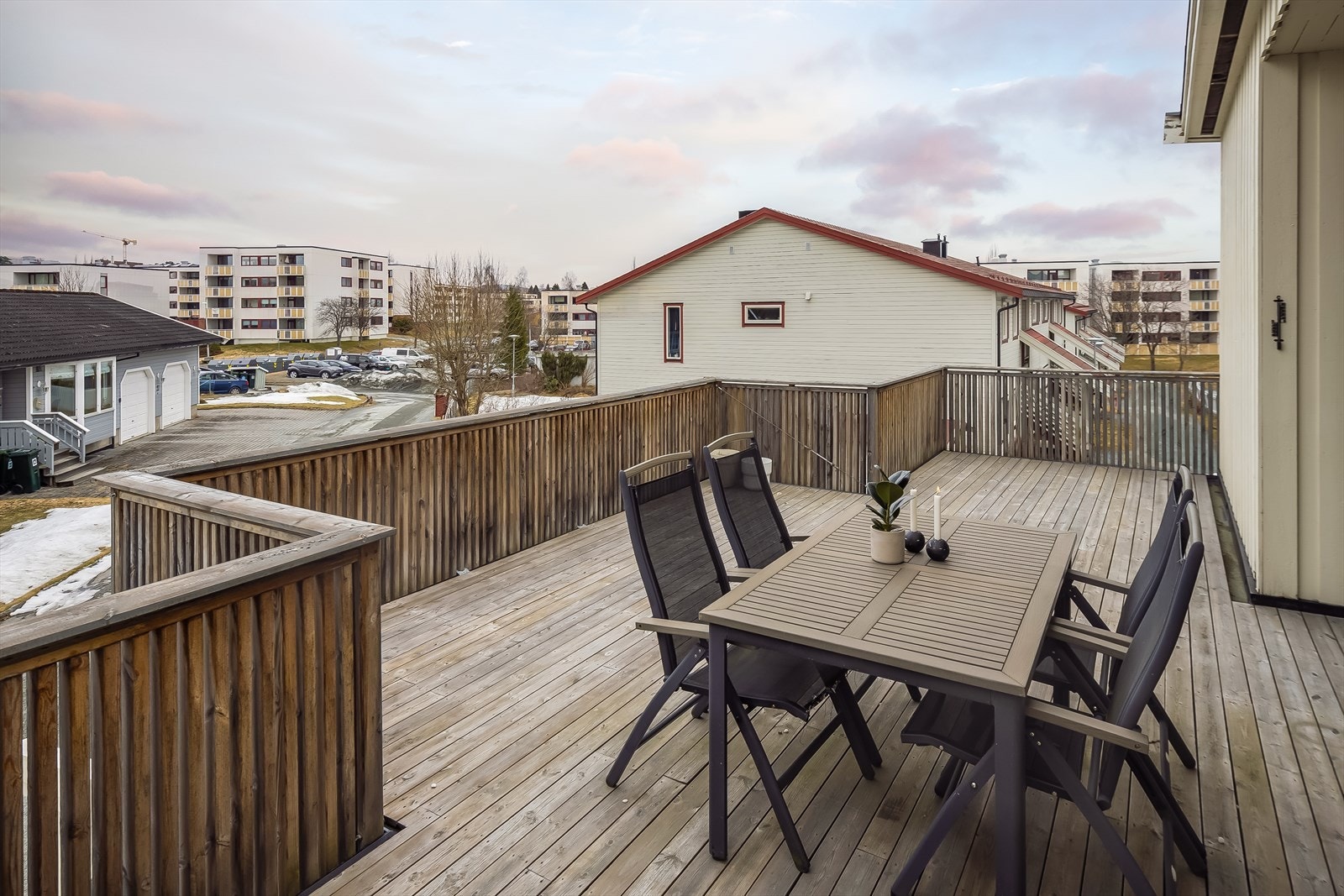 Verandaen er vestvendt og måler hele 39,5 m². Her nyter du sol store deler av dagen. Galleribilde