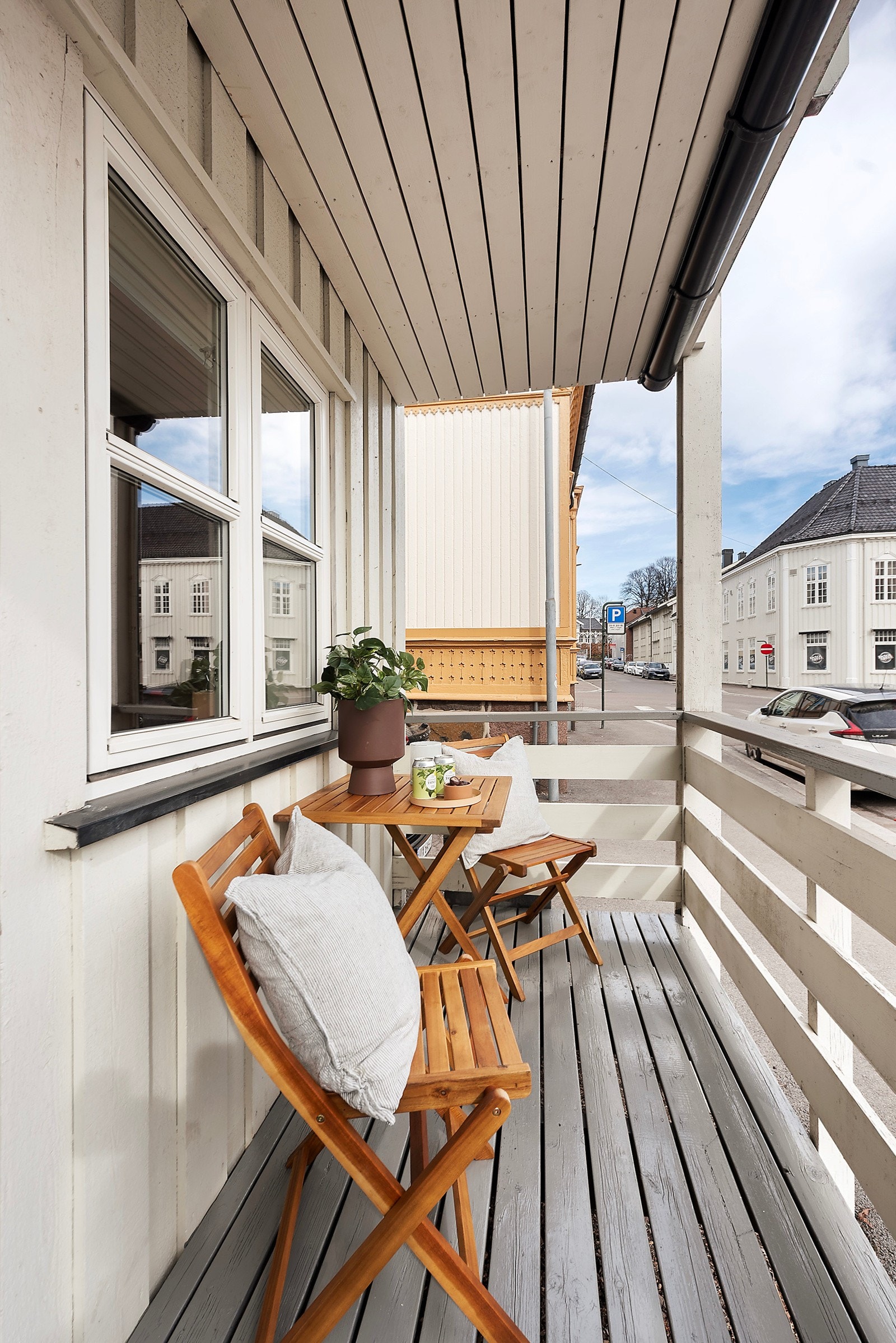 Her har du et fint sted å nyte en kopp kaffe i solen Galleribilde
