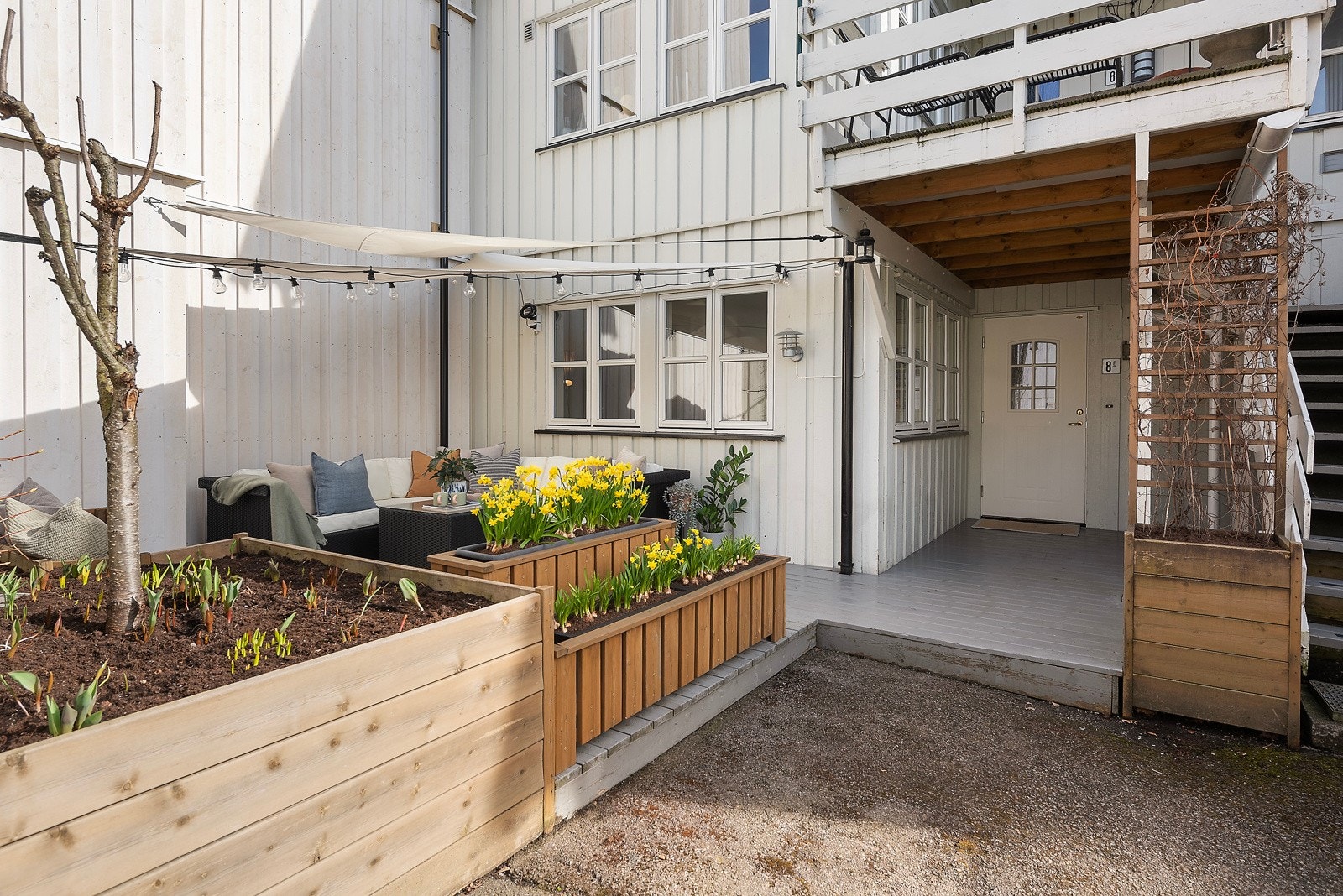 Ved inngangspartiet har du en tilbaketrukket overbygget terrasse, eller du kan sette deg lenger ut og nyte solen som titter frem Galleribilde