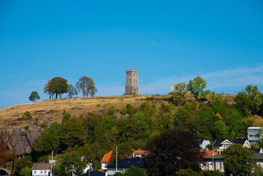 Det er en kort rusletur til Slottsfjellet som byr på fantasisk utsikt Galleribilde